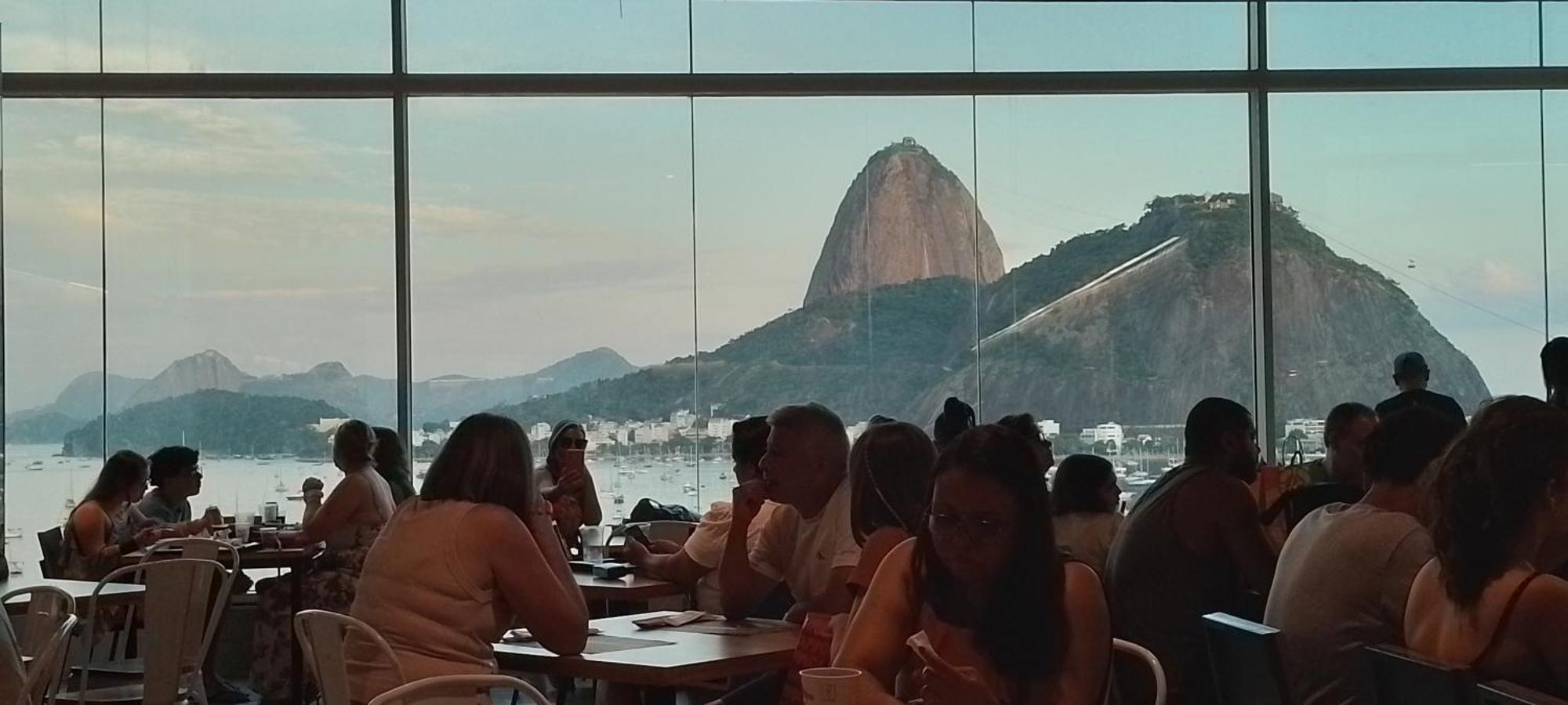 Casario With Terrace Kitchen!Workation Private Entire House For Rent!Monthly Weekly 1 Or 2 People Ok!Gas!Supermarket!Fiber Internet!Rapidbrt Metro2 Station!Nomadremotework!Big Reduction For Over 21 Or 28 Days!Only 1 Ride To City Center Beach Holiday home Rio de Janeiro